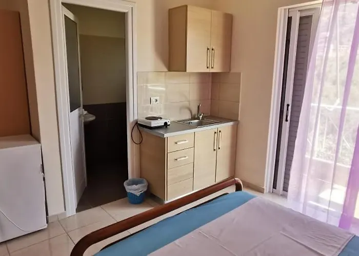 Olivia Grove * Himara